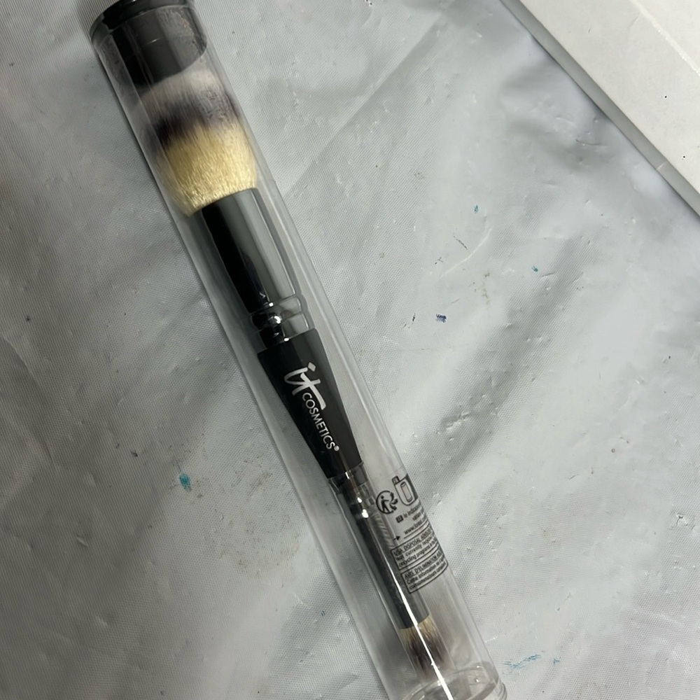 It cosmetics heavenly luxe complexion perfection brush Sealed